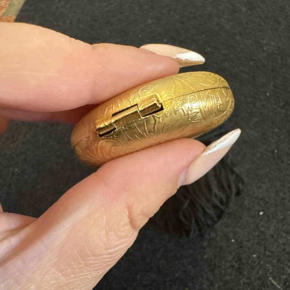 Estee Lauder Gold Tone Transparent Powder Compact Pocket Watch Design Vintage